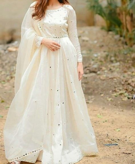 Simple Pakistani Dresses Party Wear, Long Frock Designs, Nikkah Dress, Pakistani Fancy Dresses, Pakistani Dresses Casual, Pakistani Fashion Party Wear, Long Dress Design, Beautiful Pakistani Dresses, Off White Dresses