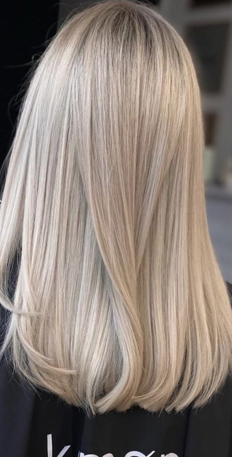 Platinum Champagne Blonde, Dark Blonde Lob Straight, Champagne Beige Blonde Hair, Blonde Balayage Neutral, Blonde Beige Highlights, Champagne Blonde Hair With Highlights, Icy Champagne Blonde Hair, Pale Beige Blonde Hair, Pale Blonde Balayage