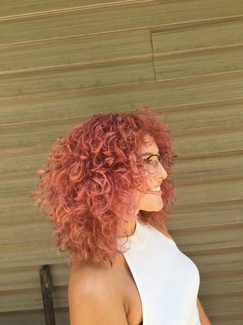 Peach Curly Hair, Curly Peach Hair, Peach Pink Hair, Rose Blonde Hair, Curly Pink Hair, Rose Blonde, Hair Color Orange, Guest Hair, Peach Hair