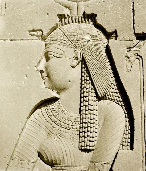 Cleopatra Statue, Temple Of Hathor, Goddess Hathor, Egypt Museum, Queen Cleopatra, Egyptian Fashion, Amenhotep Iii, Sons Of Horus, African Royalty