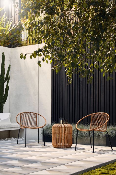 the best minimalist outdoor furniture - Habitat - minimalist garden - contemporary garden - black fencing - rattan furniture Japandi Garden, Minimalist Outdoor Furniture, Contemporary Outdoor Furniture, Black Fence, Minimalist Garden, Diy Garden Furniture, Contemporary Garden, Wicker Chairs, Outdoor Furniture Collections