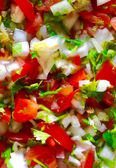 This fresh salsa recipe will add a health refreshing touch to your meals. Use it in your tacos and burritos or on its own as a dip for your tortilla chips. Salsa Recept, Paleo Food List, Fresh Salsa Recipe, Tacos Mexicanos, Keto Taco, Eating Fast, Vegan Mexican, Raw Food Diet, Fresh Salsa