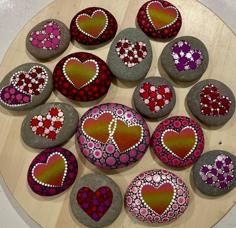 Valentine Rock Painting Ideas, Valentine Rocks, Easy Rock Painting, Heart Rocks, Stone Art Painting, Paint Rocks, Painted Rocks Diy, Paint Rock, Rock Painting Designs