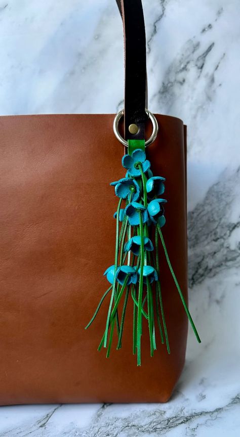 Cassidys Leather Flower Fringe Purse Charm in Some Colors - Etsy Leather Purse Charms, Diy En Cuir, Statement Bags, Diy Leather Projects, Leather Craft Projects, Diy Leather Bag, Leather Jewellery, Fringe Purse, Leather Flower