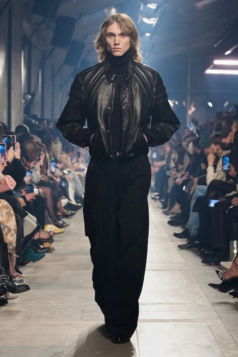 Men Runway Fashion, Runway Poses, Man In The Box, Men's Street Wear, Couture Menswear, Las Vegas Outfit, Men Runway, Style Short Hair, Fall 2023 Ready To Wear