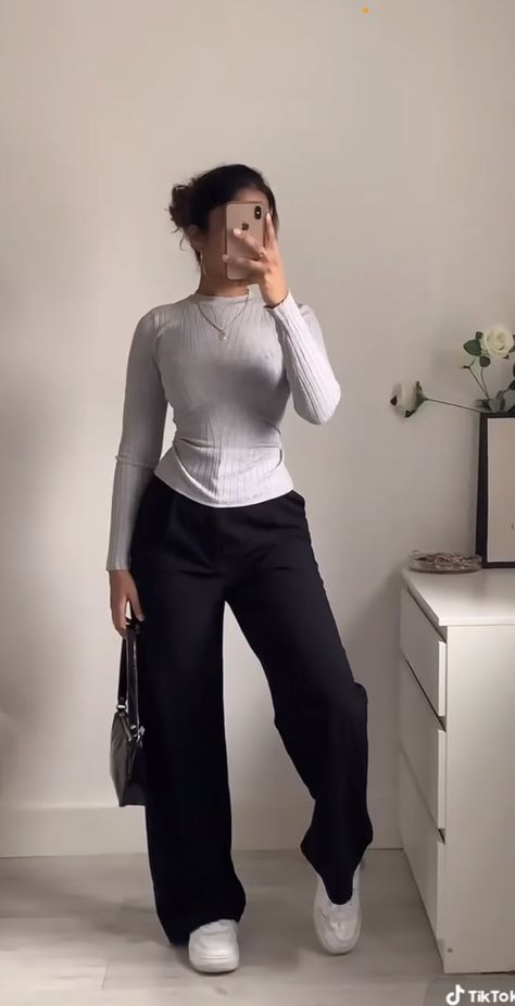 Slim Thick Outfit, Casual Work Outfits Women, Walking Outfits, Uni Outfits, Backpack Fashion, Casual Work Outfits, Modest Fashion Outfits, Work Outfits Women, Cute Simple Outfits