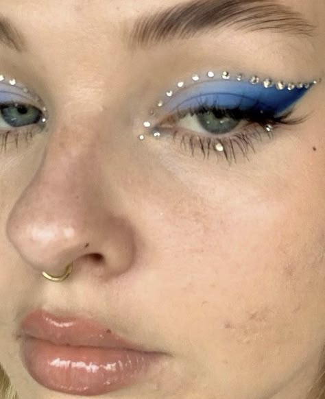 Dark Eyeshadow Looks For Blue Eyes, Blue Cat Eye Makeup, Euphoria Makeup Blue, Cheer Comp Makeup, Eyeshadow Looks With Rhinestones, Midnights Makeup, Cheerleader Makeup, Cabello Aesthetic, Mom Makeup