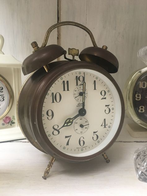 Vintage Alarm Clock Aesthetic, Alarm Clock Aesthetic, Clock Aesthetic, Vintage Alarm Clock, Vintage Alarm Clocks, Alarm Clock, Painting Ideas, Ipad, Oil Painting