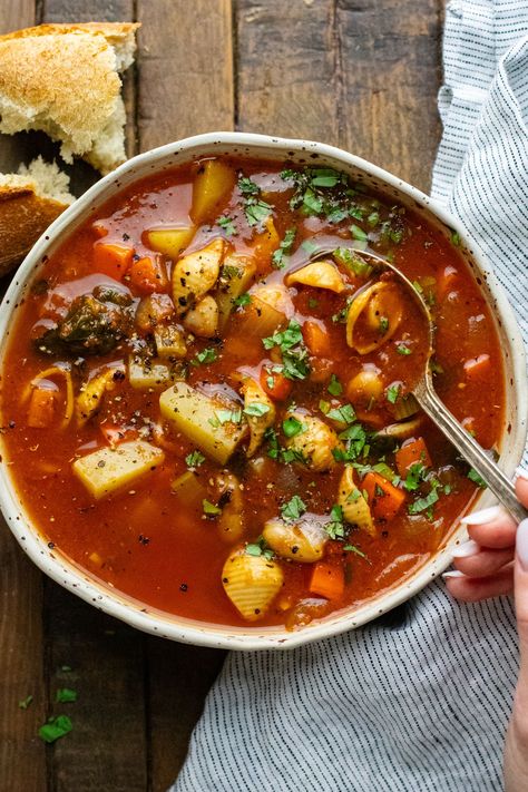 Soup With Tomatoes In It, Italian Minestrone Soup Recipe, Vegan Minestrone, Sopa Minestrone, Italian Soup Recipes, Veg Meals, Food Italy, Hearty Vegetable Soup, Minestrone Soup Recipe