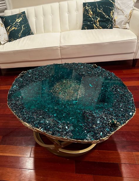 " Garden of Eden " Home Series Collection  Freeform Geode loaded Quartz Crystas, Gold and Green Reflective Glass & handmade quartz cluster Unique and stunning Coffee Table  Base - Gold Metal Base  Gold rough natural stone look approximately 4 inches thick edges of a Geode.  Ships via FedEx and tracking number will be provided for easy tracking.  Dimensions - 34 Inches x 34  Inches Matching Side Accent Table available   https://bluecircleart2131.etsy.com/listing/1754676955 Ships from Newyork - US Geode Coffee Table, Japanese Minimalist Living Room, Resin Art Table, Resin Bowls, Crystal Furniture, Thick Edges, Creative Coffee Table, Green Geode, Geode Decor