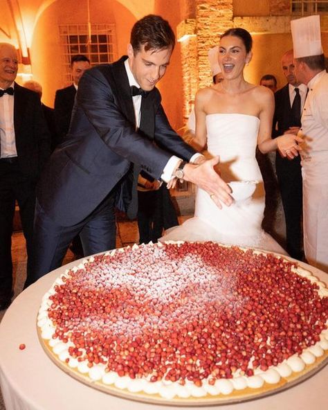 Luxury Event Planner on Instagram: "If you have the chance to be invited at a destination wedding in Italy, you might not see a beautiful wedding cake displayed on a well decorated table ready to be cut.  You will witness the creation of the cake which is called Millefoglie or strawberry tart just like the one that Lina and Chris chose for their wedding.  One of the most appreciated experiences, a joy for your eyes and a treat for your palate .. nobody could resist it, me neither.  Which is the most delicious cake you had at a wedding?   Design and planning @federicabeni_ed Team @diana_federicabeni_ed Ph credit @alli.studio Video @luigidegregorio F&B @galateoricevimenti  Beauty @cassandralusi_mua   #federicabeni_ed #fineartcuration #exclusiveweddinginitaly #exclusivewedding #weddingcake #m Italy Wedding Cake, Ou Cake, Wedding Tart, Millefoglie Wedding Cake, Wedding Cake Strawberry, Millefoglie Cake, Wedding Cake Aesthetic, Strawberry Wedding Cake, Wedding Cake Chocolate