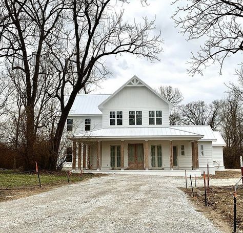 White Ranch Style House Exterior, White Ranch Style House, Ranch Style House Exterior, White Ranch House, Ranch Style Homes, Farmhouse Exterior, Room Planning, Farmhouse Style House, Ranch Style