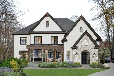 Tudor Style Homes Exterior, English Tudor House Exterior, Modern Tudor House Exterior, Home Exterior Colors Schemes, Tudor House Exterior, English Tudor Homes, Custom Porch, Homes Exterior, Tudor Style Homes