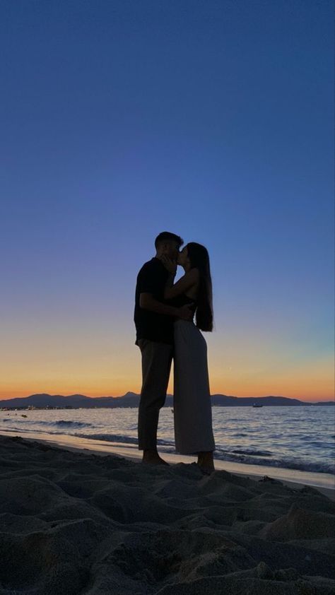 15 Best Romantic Beach Couple Poses 2024 | Beach Pictures Inspo Couple Pose Holiday, Aesthetic Couple Pictures At The Beach, Self Timer Beach Pictures With Boyfriend, Beach Pose With Boyfriend, Summer Pics With Boyfriend, Aesthetic Pictures With Boyfriend, Beach Pics Couple, Cute Beach Pictures With Boyfriend, Couple Hugs Aesthetic