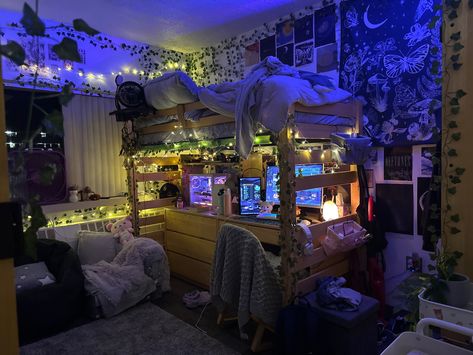 Alt College Dorm, Gamer Dorm Room, Emo Dorm Room, Room Ideas Alt, Chill Room, Dorm Room Inspiration, Dekorasi Kamar Tidur, Room Redesign, Grunge Room