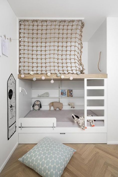 [Mini Style] 12 Wonderfully White and Bright Kids' Rooms + A Free Printable! - So Fresh & So Chic Stylish Kids Bedroom, Cool Loft Beds, Mommo Design, Design Ložnic, Modern Kids Bedroom, Kids Bunk Beds, Kids Interior, Kids Room Design, Bunk Bed