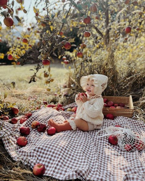 𝒶𝓊𝓉𝓊𝓂𝓃 𝓋𝒾𝒷𝑒𝓈🍂 | Instagram Baby Apple, September Baby, Baby Fruit, Baby Sitting, 1st Birthday Photoshoot, Kids Indoor Playground, Outdoor Family Photos, Vintage Toddler, Photography Decor