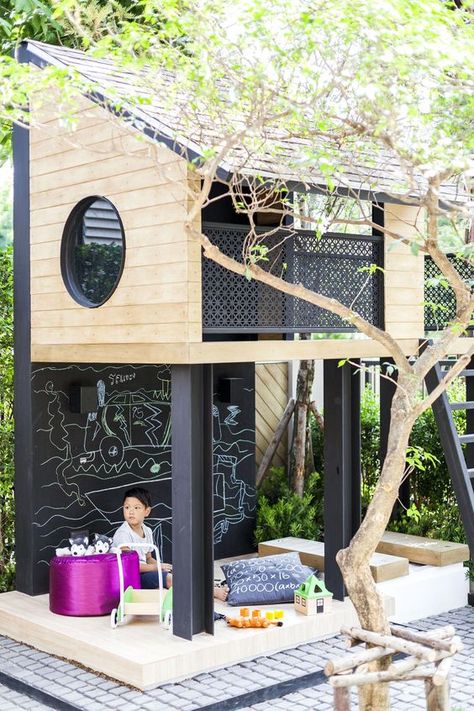 Treehouse Paint Ideas, Diy Playhouse, Backyard Playhouse, Tree House Kids, Outdoor Play Areas, Playhouse Outdoor, Walled Garden, Backyard Playground, Backyard Play