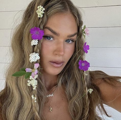 flowers in hair, summer garden party hairstyle, midsummer aesthetic, sweden, garden fairy aesthetic Fairy Hair Flowers, Flowers In Hair Braid, Fairy Birthday Party Outfit, Garden Party Costume, Midsummer Hairstyles, Garden Fairy Outfit Aesthetic, Garden Fairy Hair, Fun Party Hairstyles, Flowers In Braided Hair