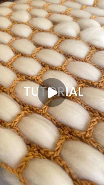 Decoración | Patrones de crochet | Insumos on Instagram: "✨ TUTORIAL ✨   Pie de cama 💪🏻   🙋🏻‍♀️ Llegó y es para todas! No hay excusas, ahora quiero ver esos pie de cama! Así que si lo haces no te olvides de etiquetarme para que lo pueda ver! 🫶🏻  Este es un mini tutorial! Para que puedan hacerse la idea de cómo queda esta “red” para intercalar la lana natural que va a formar el pie de cama! El tutorial es en base al gráfico que les dejé en otro reel!   Espero que les guste ! 🫶🏻✨" Mini Tutorial, Instagram Tutorial, Crochet Blanket, Macrame, Blankets, Pie, Crochet, Red, On Instagram