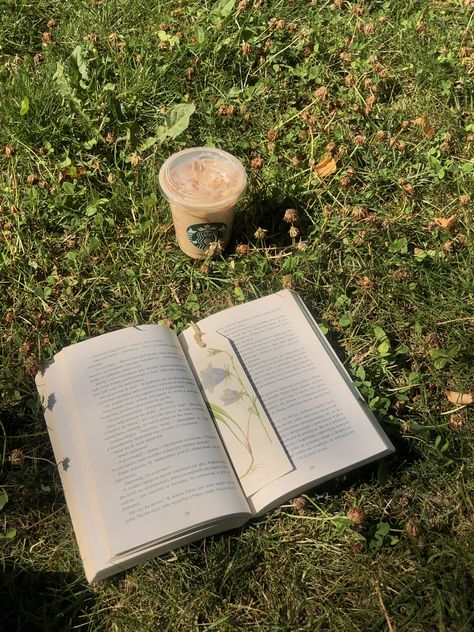 Park Reading Aesthetic, Summer Break Aesthetic, April Vibes, Single Aesthetic, Reading In The Park, Reading In The Sun, Reading Park, Park Reading, Sunny Vacation