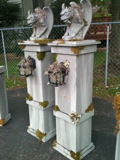 Halloween cemetery column props with gargoyles and lanterns...photos showing some of the steps to create the columns Halloween Cemetery, Halloween Yard Art, Halloween Outside, Halloween Props Diy, Halloween Graveyard, Halloween Tombstones, Carnival Halloween, Halloween Yard Decorations, Halloween Decorating