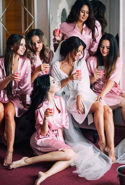 Bride And Bridesmaid Pictures, Bridesmaid Poses, Bridesmaid Pictures, Bridesmaid Photoshoot, Funny Wedding Photos, Wedding Picture Poses, Bridal Poses, Bridesmaids Photos, Beautiful Wedding Photos