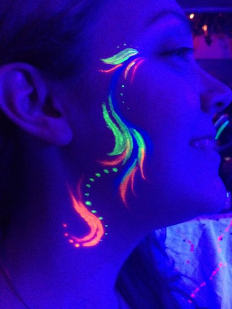 Uv Face Paint Ideas Simple, Glow Party Face Paint, Rave Face Paint, Neon Paint On Face, Neon Facepainting, Face Neon Paint, Glow Face Paint, Uv Face Paint, Neon Face Paint