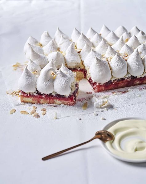 Everyone will love this Cherry Louise Pavlova Cake Layered Pavlova, Classic Pavlova Recipe, Raspberry Pavlova, Summer Fruit Desserts, Favorite Christmas Desserts, Pavlova Cake, Avocado Salsa Recipe, Lemon Cheesecake Bars, Cranberry Jam