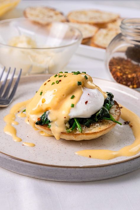 Eggs Florentine Egg Florentine, Eggs Florentine, Dairy Free Low Carb, Snack Smoothie, Sandwich Wraps, Slow Cooker Pasta, Easy Healthy Eating, Low Carb Vegetarian, Brunch Menu