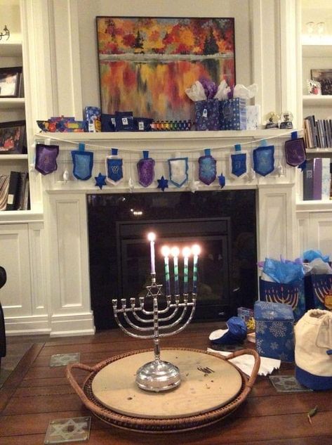 Channukah Decorations, Hannukah Decoration, Reindeer Tracks, Chanukah Recipes, Hanukkah Table Setting, Judaism Art, Hannukah Party, White Gingerbread House, Hannukah Decorations