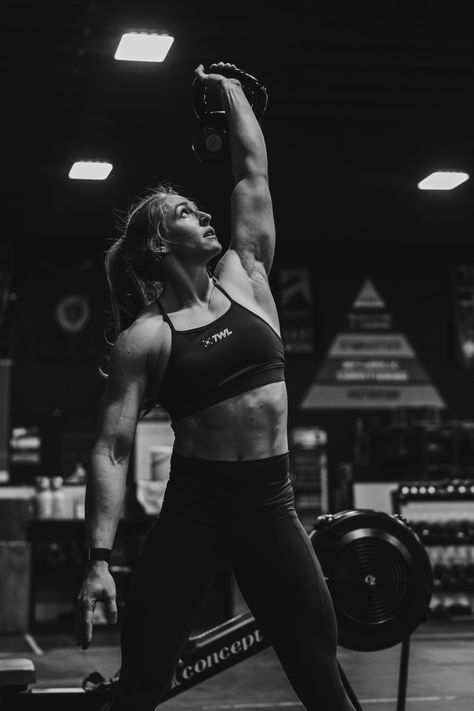 Crossfit Aesthetic Women, Gym Women Photography, Gym Photo Ideas Women, Gym Shoot Photography, Lifting Weights Women Aesthetic, Fitness Photoshoot Ideas Gym, Fitness Pictures Ideas, Gym Aesthetic Photography, Fitness Photoshoot Poses Women