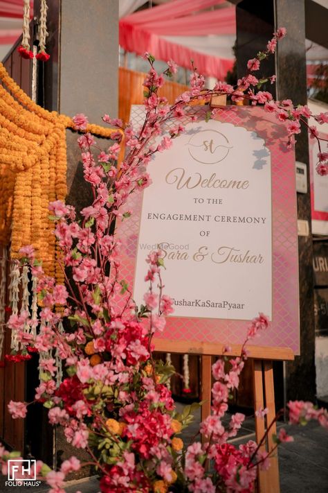 Welcome Standee For Haldi, Engagement Standee Design, Engagement Entrance Board, Engagement Welcome Board Ideas, Engagement Signage, Hinge App, Engagement Setup, Couple Frame, Floral Wedding Decor