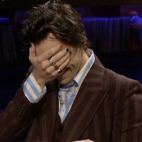 One Direction Fotos, Harry Styles Hands, Harry Styles Nails, Late Late Show, Harry 1d, One Direction Photos, The Late Late Show, Harry Styles Cute, S Nails