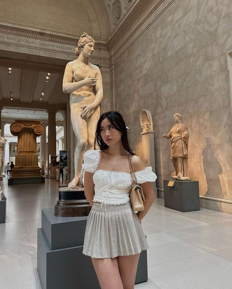 cloiey ig Chic Outfits Edgy, Top Outfit Ideas, Museum Outfit, Top Aesthetic, My Property, Mood Clothes, Fashion Vibes, Fashion Top Outfits, Italy Outfits