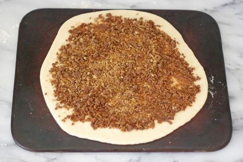 Cinnamon Streusel Dessert Pizza - Glorious Treats Cinnamon Sugar Dessert, Cinnamon Sugar Pizza, Streusel Dessert, Cinnamon Sugar Desserts, Dessert Pizza Recipe, Pizza Inn, Dessert Pizza Recipes, Cinnamon Desserts, Cinnamon Streusel