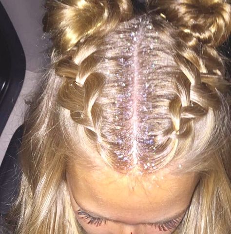 Glitter Middle Part Hair, Concert Hair Glitter, Glitter Hairstyles Short Hair, Glitter In Hair Part, Glitter Hair Gel Hairstyles, Peprally Ideas, Glitter In Hair, Hair Glitter Ideas, Glitter Roots Hair