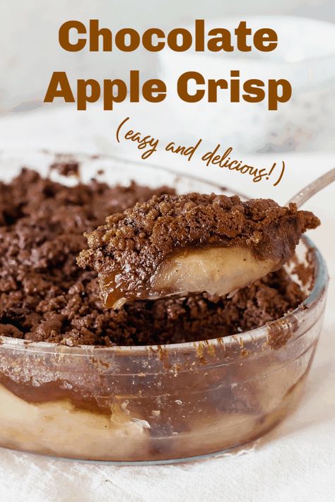 Chocolate Apple Crisp (or crumble): layers of sweet and juicy fruit topped with a buttery crumble with dark chocolate make up this wonderful dessert. It comes together quickly, can be made ahead and is great to serve a crowd. #apple #crisp #chocolate #crumble Healthy Apple Desserts, Apple Crisp Cheesecake, Chocolate Apple, Chocolate Crumble, Apple Crisp Easy, Chocolate Apples, Types Of Desserts, Fall Desserts Easy, Pear Recipes