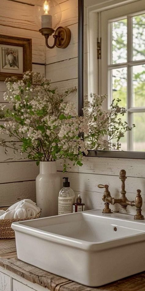 Cottage Core Bathroom, Country Cottage Bathroom, Farmhouse Bathroom Accessories, Cottage Core Home, Casa Country, Cottage Bathroom, Casa Vintage, Rustic Bathrooms, French Country Cottage