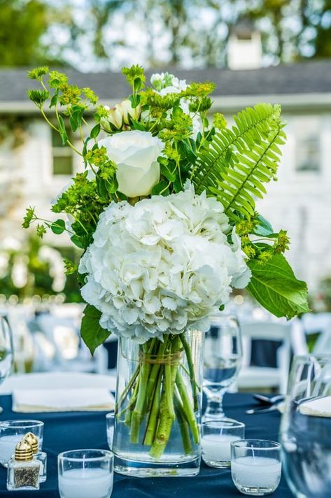 simple centerpieces White Flower Centerpieces, Air Garden, Salou, Deco Floral, Wedding Table Centerpieces, Table Flowers, Flower Centerpieces, Floral Centerpieces, Green Wedding