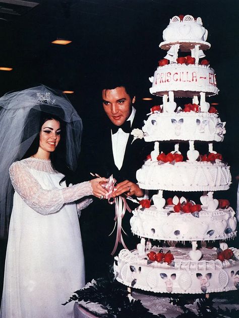 Presley Wedding, Wedding Celebrity, Old Hollywood Aesthetic, Old Fashioned Wedding, Elvis Wedding, Elvis Presley Family, Old Hollywood Wedding, Wedding Cake Tops, Celebrity Bride