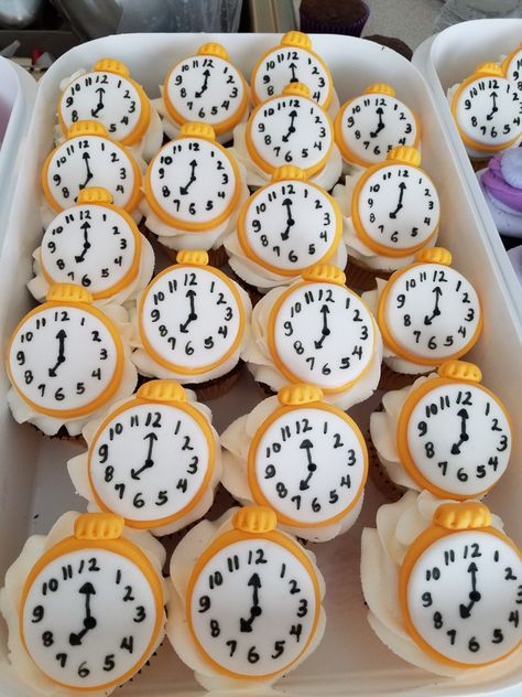 Alice In Wonderland Cupcakes Ideas, Alice In Wonderland Watch, Wonderland Cupcakes, Berry Wedding Cake, Alice In Wonderland Cupcakes, Garden Roof, Alice In Wonderland Cakes, Alice In Wonderland Party, Wonderland Party