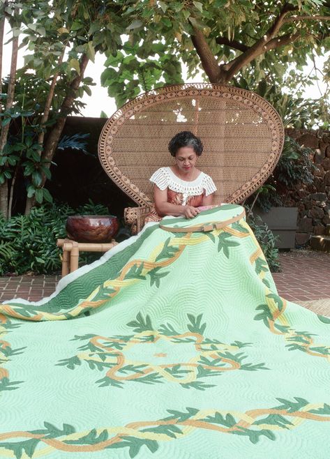 United States Hawaiian Applique Quilt Patterns Free, Free Hawaiian Quilt Patterns, Quilts Using Hawaiian Fabric, Hawaiian Quilts Traditional, Hawaii Quilt, Tropical Quilts, Hawaiian Applique Quilt, Wellington Recipe, Local Girl