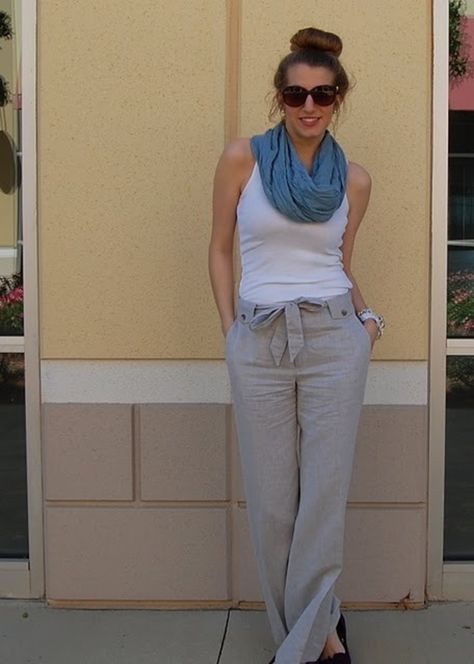 Summer Linen Pants... Maybe a brighter scarf or lip :) Grey Linen Pants Outfit, Khaki Linen Pants, Bright Scarf, Summer Linen Pants, Linen Pants Outfit, Moda Chic, Summer Linen, Summer Scarves, Baggy Pants