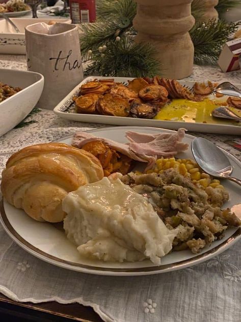 Family Dinner Gathering, Rich Thanksgiving Aesthetic, Thanksgiving Food Plate Aesthetic, Thanksgiving Turkey Aesthetic, November Aesthetic Thanksgiving, Holiday Foods Christmas Dinner, Thanksgiving Aethestic, Thanksgiving Meal Aesthetic, American Thanksgiving Aesthetic