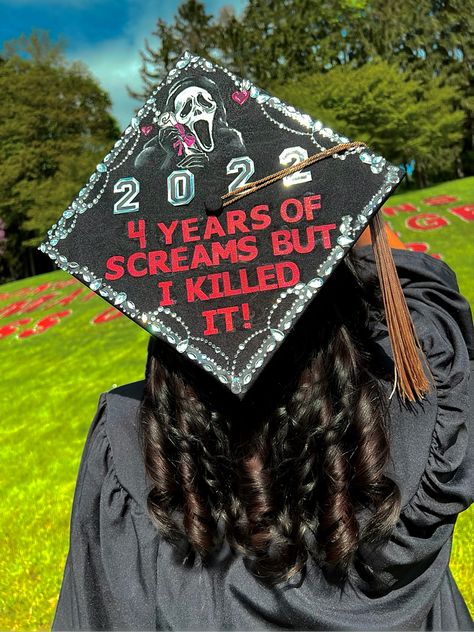 Scream ghost face decorated graduation cap with the words 4 years of screams but i killed it. Scream is holding a diploma instead of the classic telephone Creative Grad Cap Ideas, Nightmare Before Christmas Grad Cap, Song Lyric Graduation Cap, Pierce The Veil Graduation Cap, Coraline Graduation Cap, Goth Graduation Cap, Emo Graduation Cap, Graduation Cap Designs Funny, High School Grad Cap Ideas