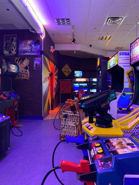 Indoor Arcade Home, In House Arcade, Rich Gaming Room, Retro Rooms 80s, Arcade In Basement, Arcade Man Cave, Big Game Room Ideas, Indoor Arcade Room, House Arcade Room