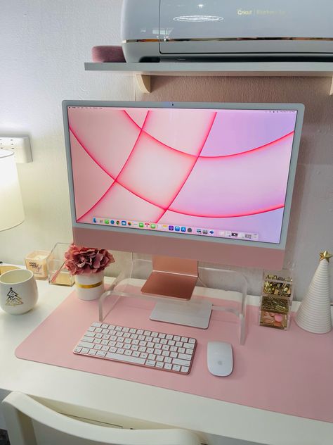 Imac Desk Setup Aesthetic Pink, Pink Apple Computer, Imac Office Setup, Pink Imac Aesthetic, Imac Setup Aesthetic, Pink Imac Desk Setup, Imac Desk Setup Aesthetic, Pink Imac, Imac Setup