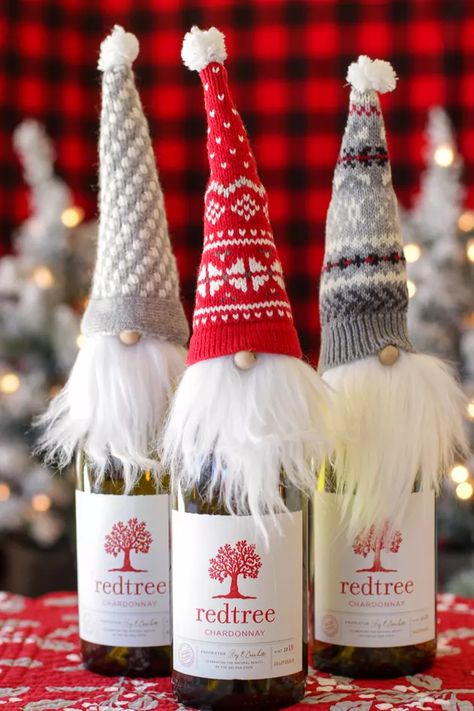 DIY Gnome Bottle Toppers Gnome Wine Topper Diy, Wine Bottle Toppers Christmas, Yarn Nome, Gnome Christmas Stockings Diy, Gnome Crafts Diy, Christmas Gnomes Diy How To Make, Wine Bottle Toppers Diy, Diy Gnome, Wine Bottle Topper