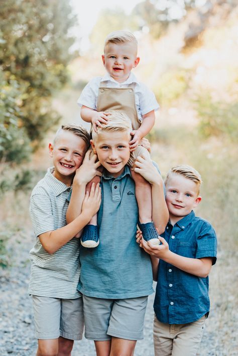 Sibling Photo Outfits, Brother Photoshoot Boys, Kids Poses For Pictures, 4 Siblings Picture Ideas, Young Sibling Photography, Kids Family Pictures, Brothers Photoshoot, Brother Photography, Brother Poses